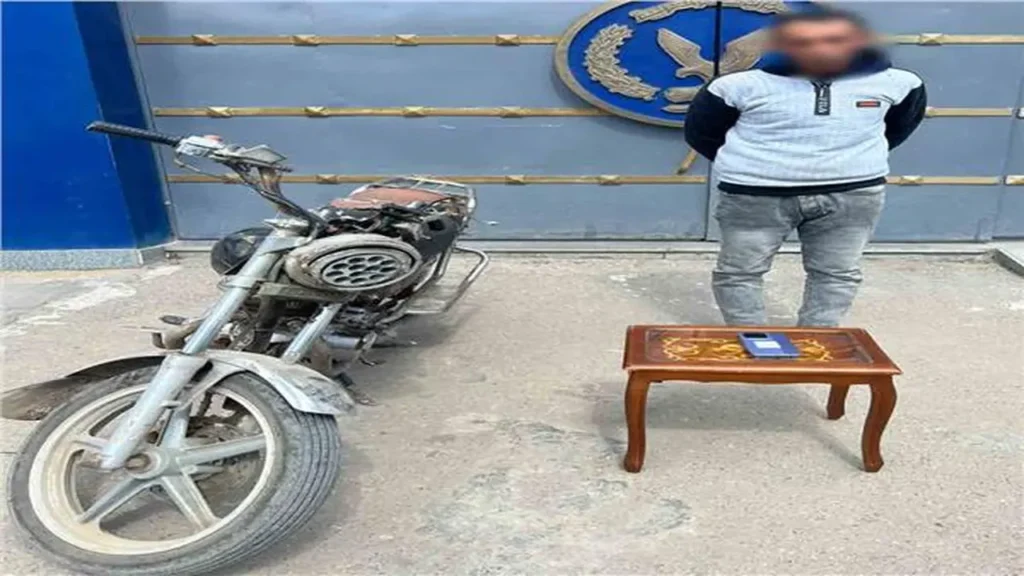 ضبط المتهم بسرقة هاتف مواطن خلال صلاة التراويح في محافظة الإسماعيلية